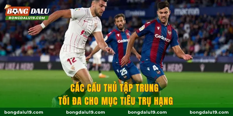 Các cầu thủ tập trung tối đa cho mục tiêu trụ hạng
