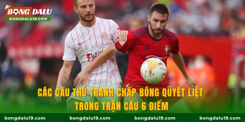 Các cầu thủ tranh chấp bóng quyết liệt trong trận cầu 6 điểm