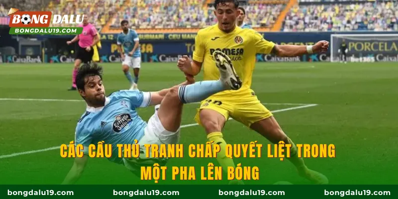 Các cầu thủ tranh chấp quyết liệt trong một pha lên bóng