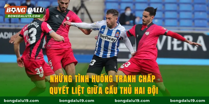Những tình huống tranh chấp quyết liệt giữa cầu thủ hai đội
