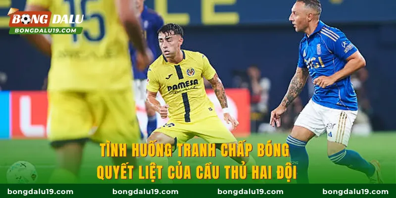 Tình huống tranh chấp bóng quyết liệt của cầu thủ hai đội