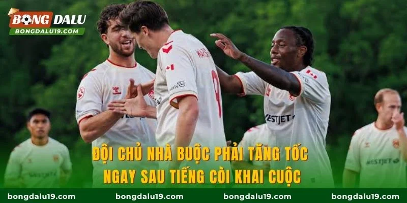 Đội chủ nhà buộc phải tăng tốc ngay sau tiếng còi khai cuộc